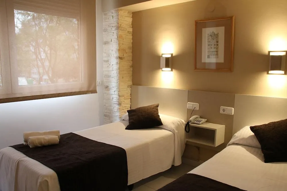 Hotel Travessera Barcelona 2*,