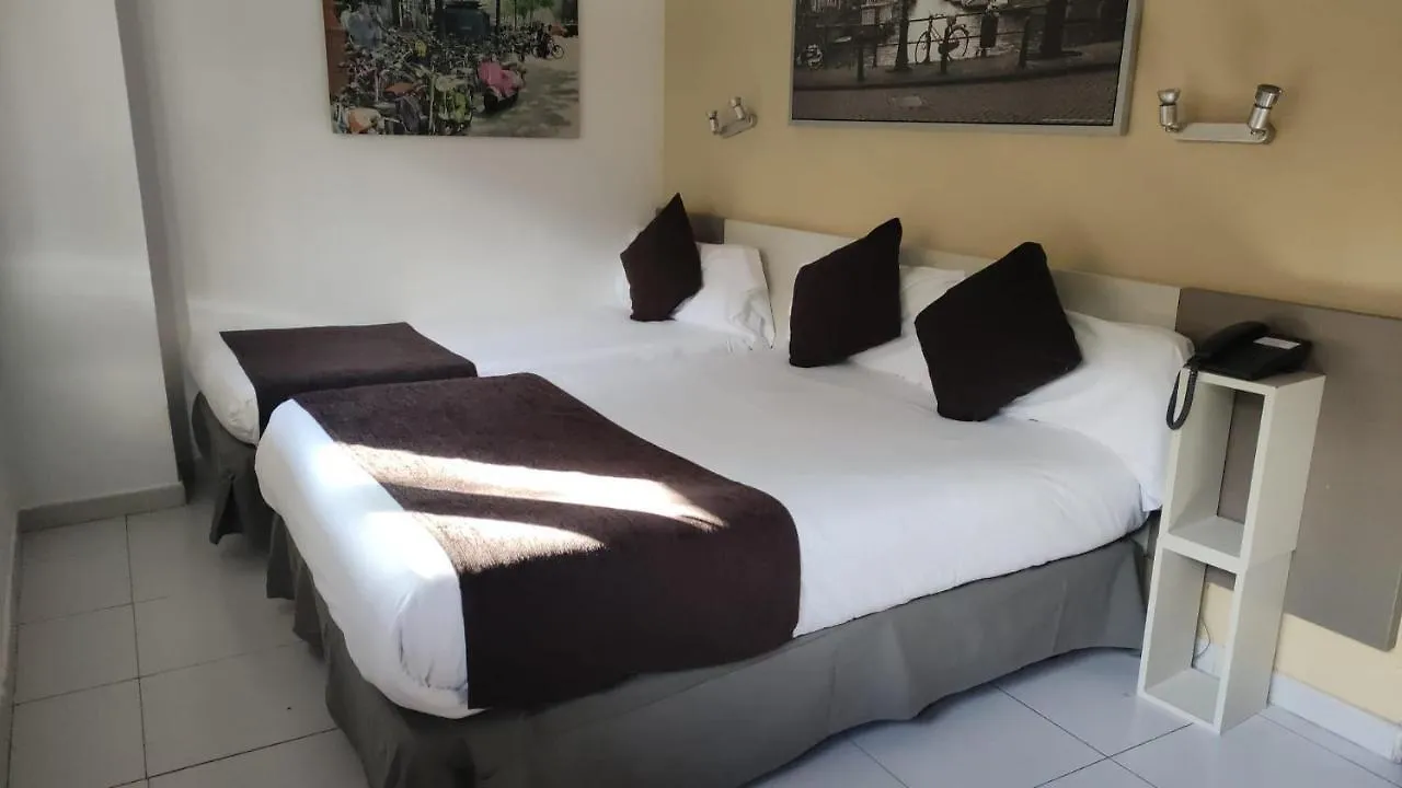 Hotel Travessera Βαρκελώνη 2*,