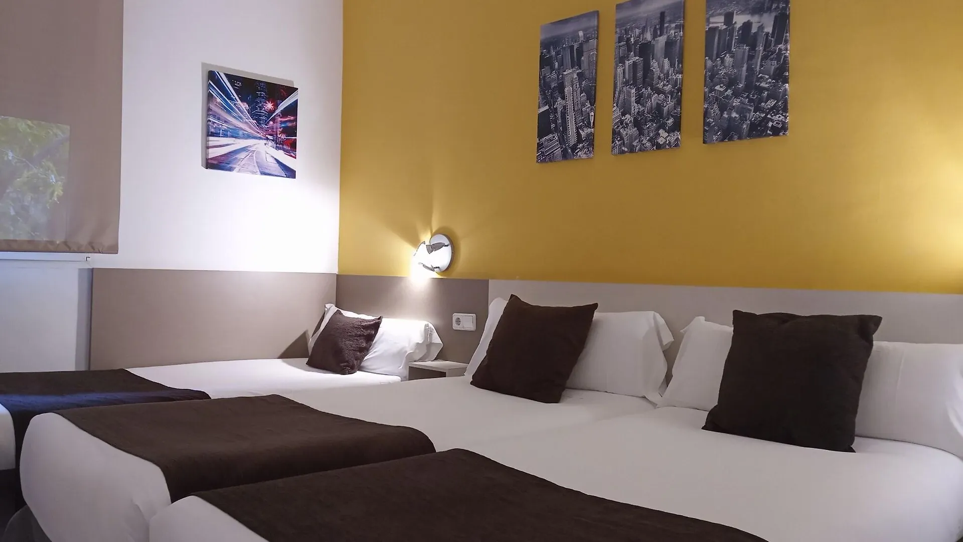 Hotel Travessera Barcelona 2*,