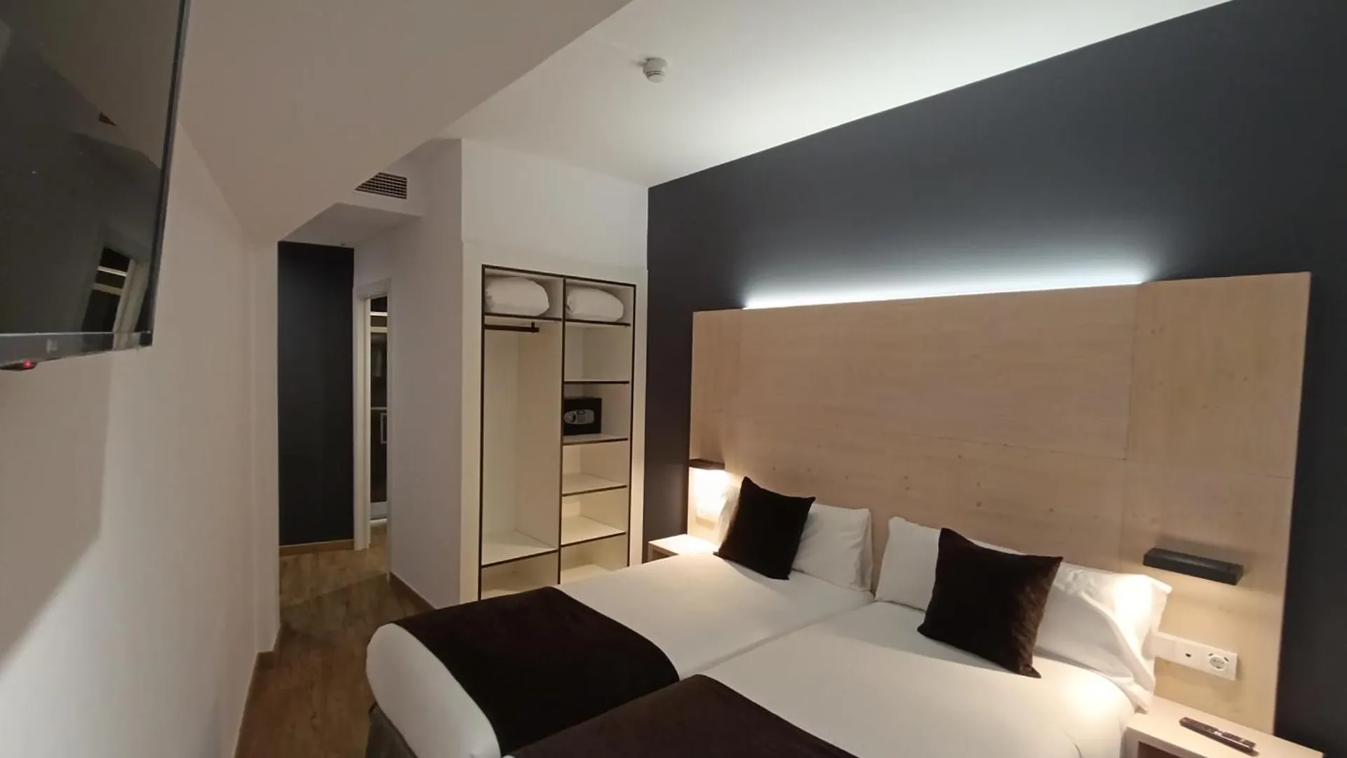 Hotel Travessera Barcelona 2*,  Spain